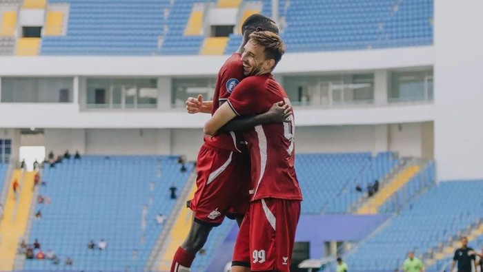 Nermin Haljeta bareng  Latyr Fall merayakan gol yang dicetaknya ke gawang Dewa United dalam tabrak Liga 1 2024/2025 di Stadion Batakan.