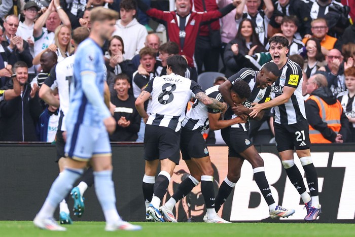NEWCASTLE UPON TYNE, ENGLAND - SEPTEMBER 1:  Alexander Isak of Newcastle United celebrates after scoring a goal to make it 2-1 during the Premier League match between Newcastle United FC and Tottenham Hotspur FC at St James' Park on September 1, 2024 in Newcastle upon Tyne, England. (Photo by Robbie Jay Barratt - AMA/Getty Images)