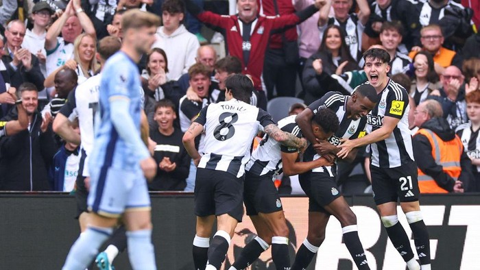 NEWCASTLE UPON TYNE, ENGLAND - SEPTEMBER 1:  Alexander Isak of Newcastle United celebrates after scoring a goal to make it 2-1 during the Premier League match between Newcastle United FC and Tottenham Hotspur FC at St James Park on September 1, 2024 in Newcastle upon Tyne, England. (Photo by Robbie Jay Barratt - AMA/Getty Images)