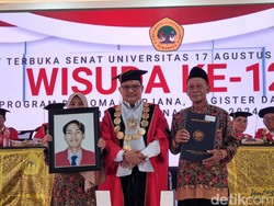 Haru Orang Tua Gantikan Mendiang Anaknya Wisuda di Untag Surabaya