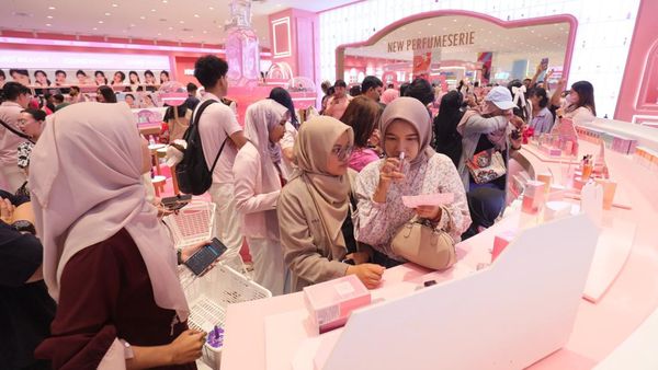 Pengunjung Membludak di Pusat Perbelanjaan, Ada Apa?