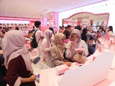 Pengunjung Membludak di Pusat Perbelanjaan, Ada Apa?