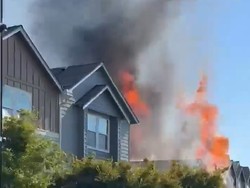 Ngeri, Pesawat Jatuh Hantam Rumah Penduduk