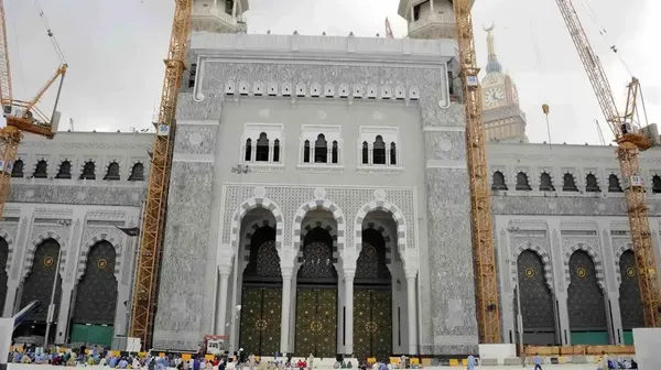 Potret Pintu Terbesar di Dunia yang Ada di Masjidil Haram