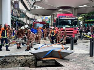 Keluarga Turis Korban Trotoar Amblas Lakukan Ritual Pelepasan Keluarga Turis Korban Trotoar Amblas Lakukan Ritual Pelepasan