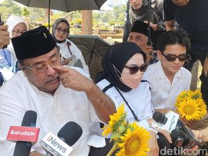 Tangis Rano Karno Pecah saat Ziarah Benyamin Sueb di TPU Karet Bivak