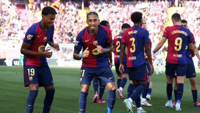 SOCCER-SPAIN-BAR-VLD/REPORT Soccer Football - LaLiga - FC Barcelona v Real Valladolid - Estadi Olimpic Lluis Companys, Barcelona, Spain - August 31, 2024 FC Barcelonas Raphinha celebrates scoring their first goal with Lamine Yamal REUTERS/Bruna Casas