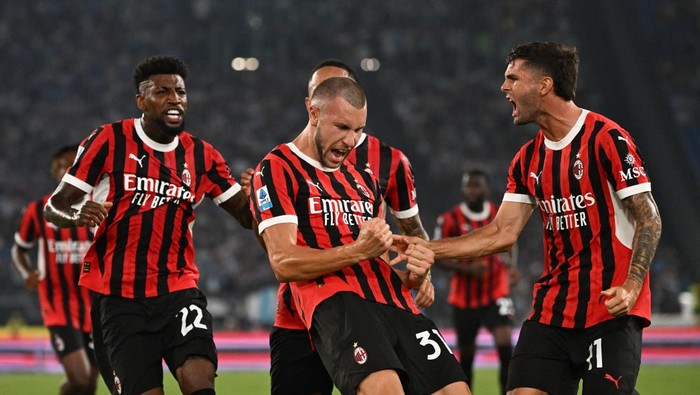 Soccer Football - Serie A - Lazio v AC Milan - Stadio Olimpico, Rome, Italy - August 31, 2024 AC Milans Strahinja Pavlovic celebrates scoring their first goal REUTERS/Alberto Lingria