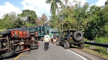 Tak Kuat Nanjak, Truk Terguling di Jalan Denpasar-Gilimanuk