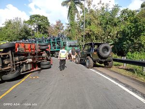 Tak Kuat Nanjak, Truk Terguling di Jalan Denpasar-Gilimanuk