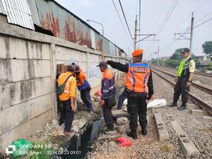 Viral Warga Bobol Pagar Pembatas Jalur KA di Pasar Baru, Ini Kata KAI Viral Warga Bobol Pagar Pembatas Jalur KA di Pasar Baru, Ini Kata KAI