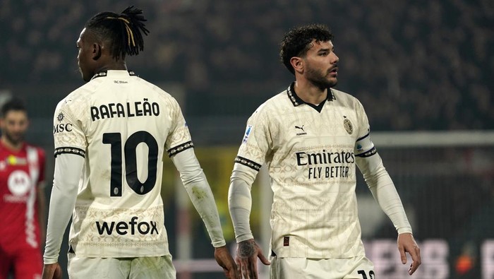 MONZA, ITALY - FEBRUARY 18: Rafael Leao and Theo Hernandez of AC Milan during the Serie A TIM match between AC Monza and AC Milan - Serie A TIM at U-Power Stadium on February 18, 2024 in Monza, Italy. (Photo by Pier Marco Tacca/Getty Images)