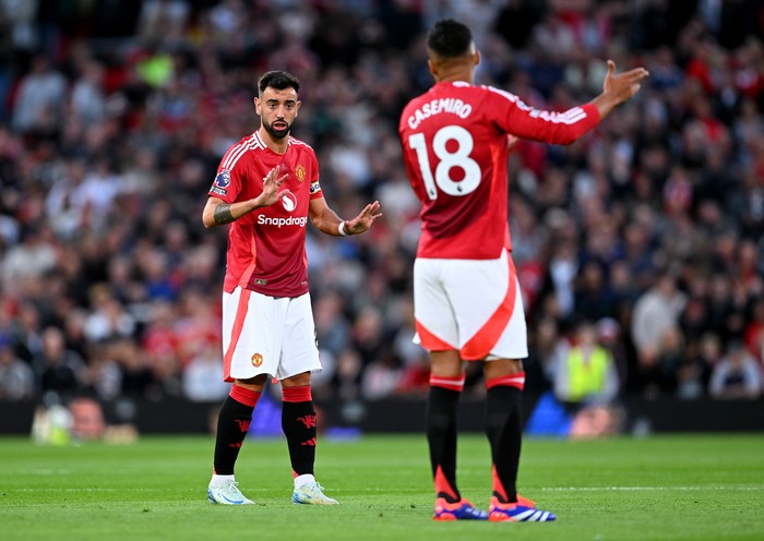 MANCHESTER, ENGLAND - AUGUST 16: Bruno Fernandes of Manchester United gestures towards Casemiro during the Premier League match between Manchester United FC and Fulham FC at Old Trafford on August 16, 2024 in Manchester, England. (Photo by Michael Regan/Getty Images)