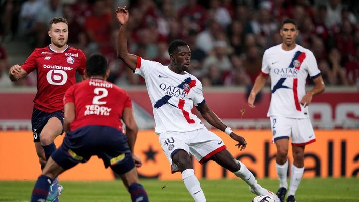 LILLE, FRANCE - SEPTEMBER 1: (L-R) Gabriel Gudmundsson of Lille, Ousmane Dembele of Paris Saint Germain  during the French League 1  match between Lille v Paris Saint Germain at the Stade Pierre Mauroy on September 1, 2024 in Lille France (Photo by Geert van Erven/Soccrates/Getty Images)