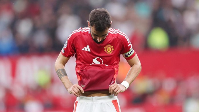 MANCHESTER, ENGLAND - SEPTEMBER 01: Bruno Fernandes of Manchester United reacts during the Premier League match between Manchester United FC and Liverpool FC at Old Trafford on September 01, 2024 in Manchester, England. (Photo by Catherine Ivill - AMA/Getty Images)