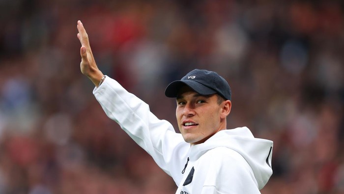 MANCHESTER, ENGLAND - SEPTEMBER 01: New signing, Manuel Ugarte of Manchester United, acknowledges the fans prior to the Premier League match between Manchester United FC and Liverpool FC at Old Trafford on September 01, 2024 in Manchester, England. (Photo by James Gill - Danehouse/Getty Images)