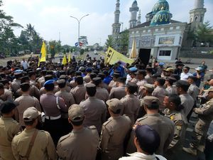 Pelantikan 50 Anggota DPRD Kabupaten Tasikmalaya Diwarnai Aksi Demo