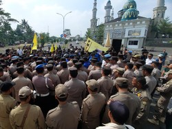 Pelantikan 50 Anggota DPRD Kabupaten Tasikmalaya Diwarnai Aksi Demo