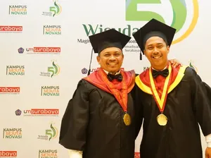 Kompak! Begini Jadinya Jika Ayah dan Anak Lulus Kuliah Bareng Kompak! Begini Jadinya Jika Ayah dan Anak Lulus Kuliah Bareng