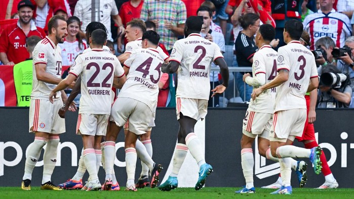 01 September 2024, Bavaria, Munich: Soccer: Bundesliga, Bayern Munich - SC Freiburg, matchday 2 at the Allianz Arena. Munichs Harry Kane (l) celebrates with his teammates after scoring a penalty to make it 1-0. Photo: Sven Hoppe/dpa - IMPORTANT NOTE: In accordance with the regulations of the DFL German Football League and the DFB German Football Association, it is prohibited to utilize or have utilized photographs taken in the stadium and/or of the match in the form of sequential images and/or video-like photo series. (Photo by Sven Hoppe/picture alliance via Getty Images)