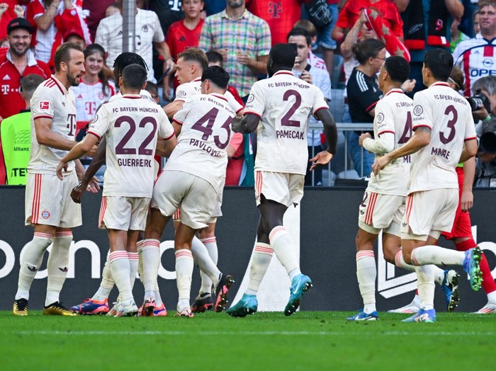 01 September 2024, Bavaria, Munich: Soccer: Bundesliga, Bayern Munich - SC Freiburg, matchday 2 at the Allianz Arena. Munich's Harry Kane (l) celebrates with his teammates after scoring a penalty to make it 1-0. Photo: Sven Hoppe/dpa - IMPORTANT NOTE: In accordance with the regulations of the DFL German Football League and the DFB German Football Association, it is prohibited to utilize or have utilized photographs taken in the stadium and/or of the match in the form of sequential images and/or video-like photo series. (Photo by Sven Hoppe/picture alliance via Getty Images)