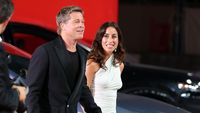 7 Potret Mesra Brad Pitt dan Ines de Ramon, Tampil Perdana di Red Carpet
