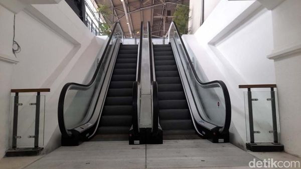 Eskalator Stasiun Pasar Senen Resmi Beroperasi