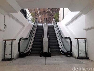 Eskalator Stasiun Pasar Senen Resmi Beroperasi
