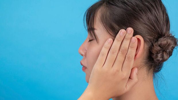 Ilustrasi infeksi pada telinga/Foto: Freepik.com/jcomp