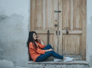 Duduk di Depan Pintu Bakal Susah Dapat Jodoh, Mitos atau Fakta? Duduk di Depan Pintu Bakal Susah Dapat Jodoh, Mitos atau Fakta?
