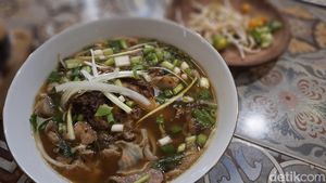 Slurrp! Gurihnya Pho Iga Sapi dan Banh Mi Isi Bawang Karamel