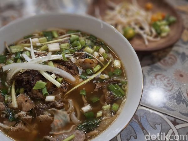 Slurrp! Gurihnya Pho Iga Sapi dan Banh Mi Isi Bawang Karamel