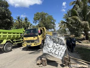 Warga Simpan Pohon Kelapa-Batu di Jalan Ponre Bone gegara 2 Tahun Rusak Parah Warga Simpan Pohon Kelapa-Batu di Jalan Ponre Bone gegara 2 Tahun Rusak Parah