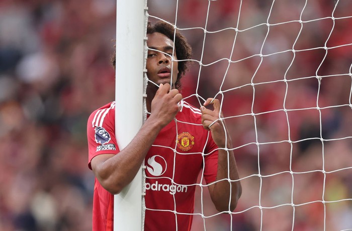  Joshua Zirkzee of Manchester United reacts after missing a chance during the Premier League match between Manchester United FC and Liverpool FC at Old Trafford on September 01, 2024 in Manchester, England. (Photo by Catherine Ivill - AMA/Getty Images)