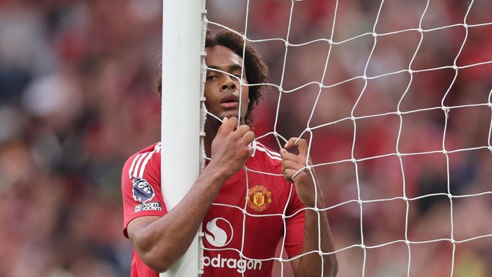 Joshua Zirkzee MANCHESTER, ENGLAND - SEPTEMBER 01: Joshua Zirkzee of Manchester United reacts after missing a chance during the Premier League match between Manchester United FC and Liverpool FC at Old Trafford on September 01, 2024 in Manchester, England. (Photo by Catherine Ivill - AMA/Getty Images)