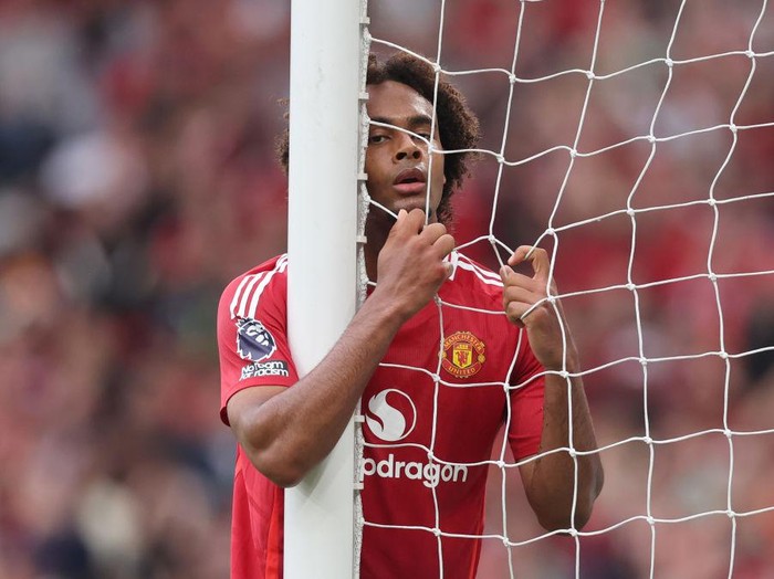 MANCHESTER, ENGLAND - SEPTEMBER 01: Joshua Zirkzee of Manchester United reacts after missing a chance during the Premier League match between Manchester United FC and Liverpool FC at Old Trafford on September 01, 2024 in Manchester, England. (Photo by Catherine Ivill - AMA/Getty Images)