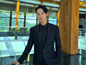 Jung Hae In Lanjut Kontrak dengan FNC Entertainment Jung Hae In Lanjut Kontrak dengan FNC Entertainment