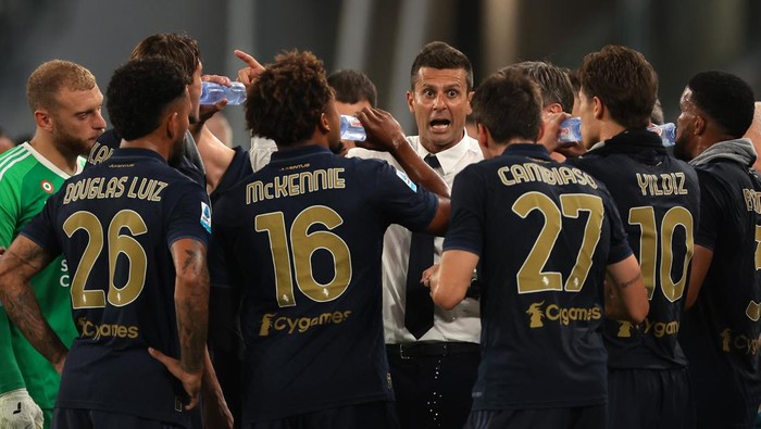 TURIN, ITALY - SEPTEMBER 01: Head coach Thiago Motta of Juventus discusses with his players during a cooling break in the Serie A match between Juventus FC and AS Roma at Allianz Stadium on September 01, 2024 in Turin, Italy. (Photo by Jonathan Moscrop/Getty Images)