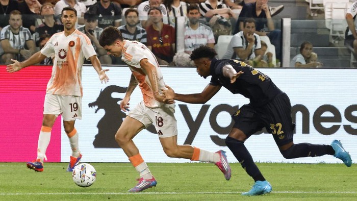 TURIN, ITALY, SEPTEMBER  01:
Matias Soule (C), of Roma, is challenged by Juan Cabal (R), of Juventus, during the Italian Serie A football match between Juventus and Roma at the Allianz Stadium in Turin, Italy, on September 01, 2024. (Photo by Riccardo De Luca/Anadolu via Getty Images)