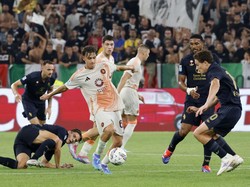 Roma beberapa kali coba keluar menyerang, namun upayanya masih bisa diredam Juventus. Riccardo De Luca/Anadolu via Getty Images. 