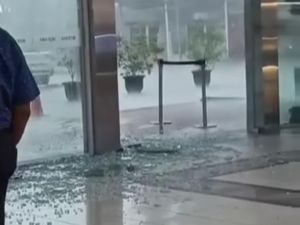Pintu Kaca Mal di Bogor Pecah Diterjang Hujan dan Angin Kencang