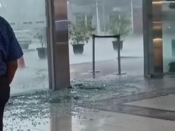 Pintu Kaca Mal di Bogor Pecah Diterjang Hujan dan Angin Kencang