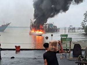 Kapal Muatan Sayur Rute Siak-Batam Terbakar di Meranti, 1 ABK Luka Bakar Kapal Muatan Sayur Rute Siak-Batam Terbakar di Meranti, 1 ABK Luka Bakar