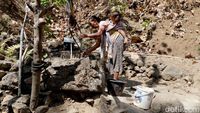 Imbas Kekeringan Warga di Ponorogo Ambil Air Bersih di Hutan