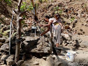Imbas Kekeringan Warga di Ponorogo Ambil Air Bersih di Hutan Imbas Kekeringan Warga di Ponorogo Ambil Air Bersih di Hutan