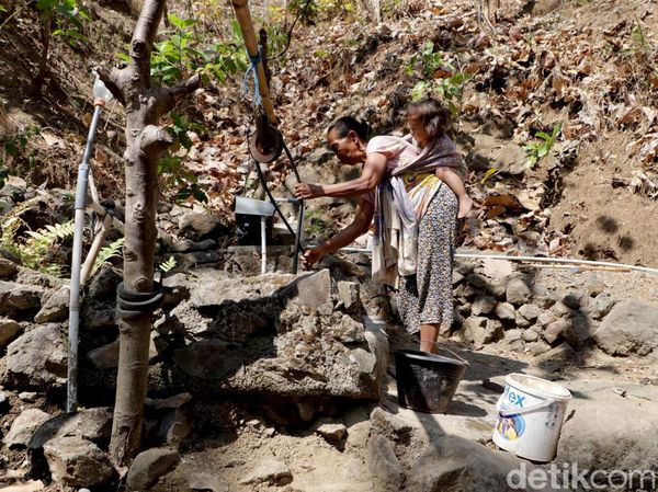Imbas Kekeringan Warga di Ponorogo Ambil Air Bersih di Hutan