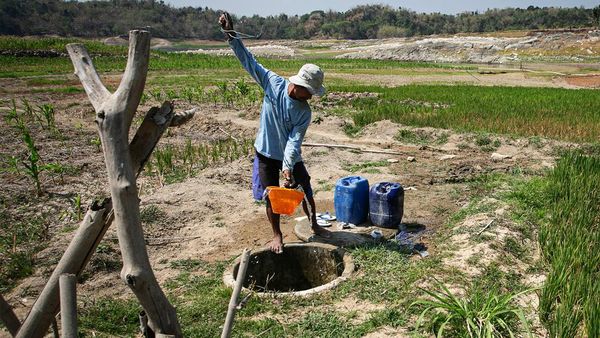 Kekeringan, Warga Ambil Air dari Sumur Tua di Sragen