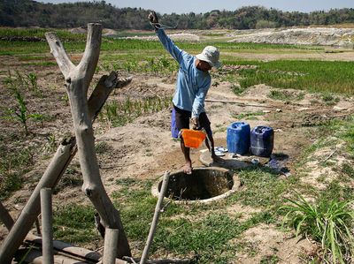 Kekeringan, Warga Ambil Air dari Sumur Tua di Sragen