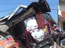 Elf Hancurkan Warung di Sumedang, Pemilik Selamat Saat Ambil Wudhu