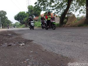 Orasi Wahyu Tjiptaningsih Soal Jalan Rusak 70%, Direspons DPUTR Cirebon Orasi Wahyu Tjiptaningsih Soal Jalan Rusak 70%, Direspons DPUTR Cirebon